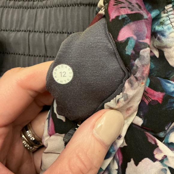 Lululemon Choose A Side reversible shorts sz 12 - Picture 6 of 6